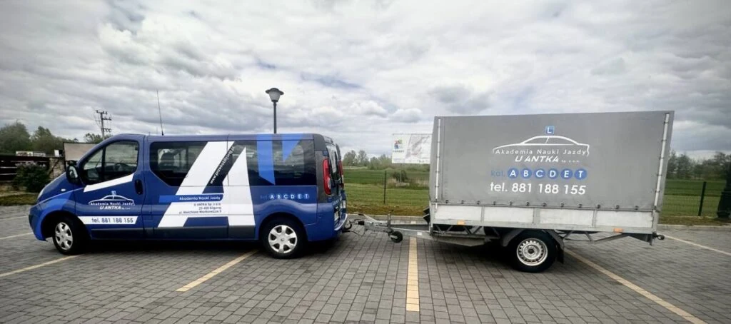 Pojazdy Akademii U Antka — Samochód z przyczepą